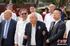 中国驻菲使馆外交官赴马尼拉华侨